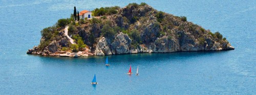 Κορωνήσι, φωτογραφία από τον ιστότοπο του Τουριστικού Συνδέσμου Τολού.