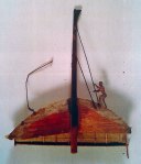 Εικ. 2: Ξύλινο τμήμα του πίνακα. Διακρίνεται ολόγλυφη ανθρώπινη&nbsp;μορφή.