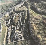 Άποψη του «Μεγάρου» και άλλων οικοδομικών&nbsp;καταλοίπων.