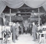 Στην Α΄ Διεθνή Έκθεση Θεσσαλονίκης το 1926. Το περίπτερο της ΑΚΕ Αδελφών Ρετσίνα.